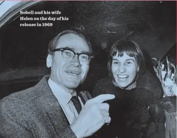  ??  ?? Sobell and his wife Helen on the day of his release in 1969