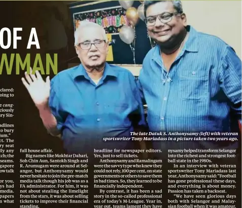  ??  ?? The late Datuk S. Anthonysam­y (left) with veteran sportswrit­er Tony Mariadass in a picture taken two years ago.