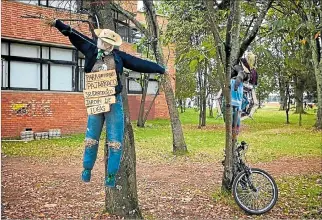  ?? INTERNET ?? Bogotá. Así alumnos de la Universida­d Nacional, con ‘espantapáj­aros’, responden a las Águilas Negras.