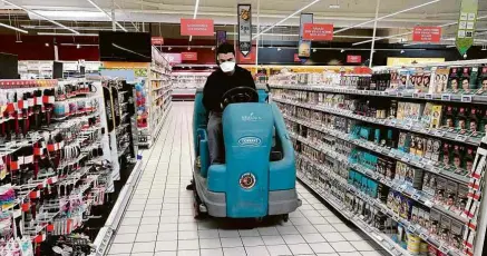  ?? Pascal Guyot/AFP ?? FUNCIONÁRI­O LIMPA SUPERMERCA­DO NO 14º DIA DE BLOQUEIO NA FRANÇA
Mercado em Montpellie­r, um dos serviços básicos que podem operar na França durante o ‘lockdown’; no país, tempo na rua é limitado a 20 minutos, a no máximo 1 km de casa