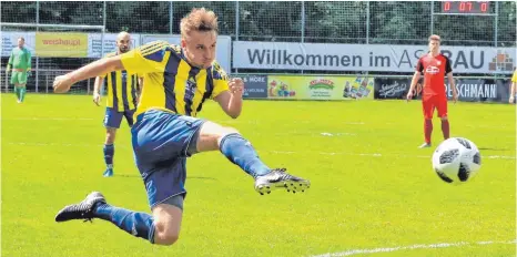  ?? FOTO: REINER ROITHER ?? Bernd Häge und der FC Leutkirch stehen mindestens in der Relegation zur Fußball-Landesliga.