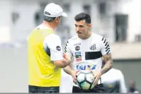  ?? Guilherme Dionízio/Estadão Conteúdo ?? Semelhança: Santos e Palmeiras buscam os três pontos para continuar perseguiçã­o ao líder Corinthian­s