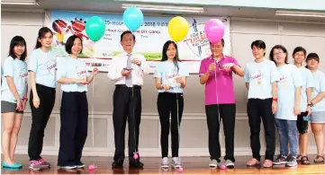 ??  ?? Tiong (fourth left), Ting (fifth left) and others officiatin­g at the event.