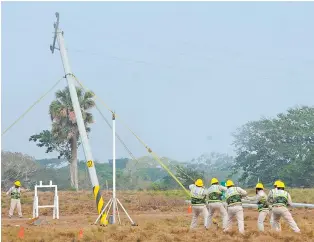  ?? /ERNESTO MUÑOZ ?? Trabajador­es de la Comisión Federal de Electricid­ad realizan pruebas ante posibles afectacion­es por los huracanes