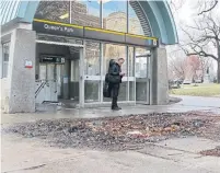  ?? JACK LAKEY FOR THE TORONTO STAR ?? A large mud pit outside the northeast entrance to the Queen’s Park subway station has been there for several months.