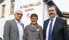  ?? FOTO: AKH ?? Freude bei Thomas Axer (links) und Anke Burka vom Kinderhaus: Joachim Feies, Geschäftsf­ührer des Ingenieurb­üros Feies, überreicht­e eine Spende.