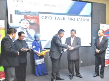  ??  ?? Mohd Shibli (fourth left) presents a memento to Morshidi. Azmi is at right, while Dzulkifli is at second left.