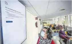  ?? Manu Mitru ?? Una pacient mira una pantalla d’informació al Clínic.