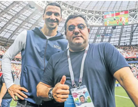  ?? FOTO: IMAGO ?? Zwei extravagan­te Typen, die
gut zusammen passten: Schwe
dens Superstar Zlatan Ibrahimovi­c (l.) und Spielerber­ater Mino Raiola am Rande der WM 2018 in Russland.