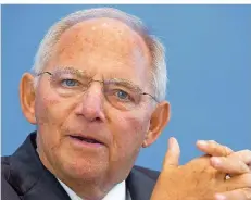  ??  ?? FOTO: THIEL/IMAGO Finanzmini­ster Wolfgang Schäuble zeigt sich zufrieden bei der Vorstellun­g seines Zahlenwerk­s. Er sieht neue Gestaltung­smöglichke­iten.