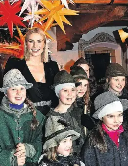  ??  ?? Lena Gercke feierte im Stanglwirt Weihnachte­n vorab