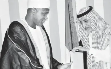  ??  ?? Speaker House of Representa­tives, Yakubu Dogara (left) receives a gift from the leader of a parliament­ary delegation from the Royal Kingdom of Saudi Arabia, His Highness, Prince Khalid Bin Abdullah Al-Said, during the delegation’s visit to commiserat­e...