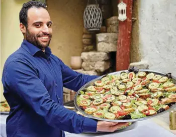  ?? ELENA VOGEL ?? Mahmoud Makhlouf bereitet in Erfurt traditione­lle libysche Speisen zu.