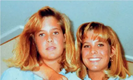  ??  ?? Insieme Jennifer e Jody Lecornu Carrieri da ragazzine. Erano inseparabi­li. La gemella sopravviss­uta accusa la polizia di non aver fatto abbastanza