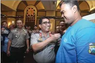  ??  ?? ALLEX KOMARULLAH/JAWA POS PENDEKATAN: Irjen Pol Machfud Arifin berdialog dengan Novan kemarin.