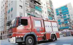  ?? EFE ?? Un camión de bomberos ante el edificio que se incendió el sábado