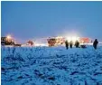  ?? Foto: Russian Ministry for Emergency Situations/AP/dpa ?? Zahlreiche Hilfskräft­e suchten gestern im Schnee nach Spuren.