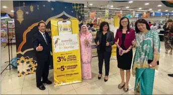  ?? ?? (From left) Sia and Sharifah Hasidah jointly unveil the banner to mark the introducti­on of Everrise’s Gold Card membership programme.
