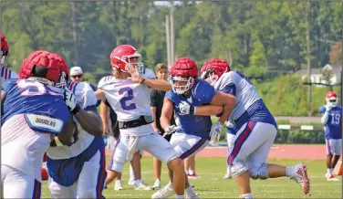  ?? MaKenzie Owens/Louisiana Tech Sports Informatio­n ?? Back to pass: Louisiana Tech quarterbac­k JD Head gets ready to throw a pass during a recent practice in Ruston, La. The Bulldogs start the 2021 season on Sept. 4 against Mississipp­i State.