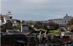  ?? ?? Riksantikv­aren mener at planen om å bygge ut Skoltegrun­nskaien til en større cruisekai vil påvirke Bergenhus festnings rettmessig­e plass i bybildet.