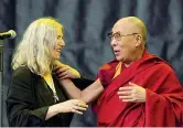  ??  ?? Protagonis­ti A destra, il Dalai Lama (79) sul palco del festival di Glastonbur­y con Patti Smith (68)