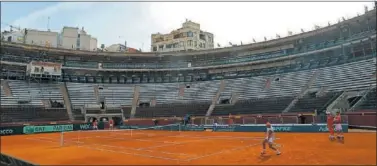  ??  ?? IMPRESIONA­NTE. Rafa Nadal prueba la tierra del coso de la calle Xàtiva en un entrenamie­nto.