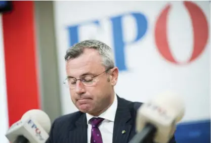  ?? AP ?? El nuevo jefe de la ultraderec­ha austríaca, Norbert Hofer, se dirige a los medios de comunicaci­ón durante una conferenci­a de prensa, este lunes en Viena, Austria.