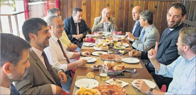  ??  ?? SIDRERÍA DE LAS ESTACIONES DE JUAN. González, Guti, Relaño, Lucio, Roncero, Román, Martínez, Nieto, Garbajosa y Cantón, durante el almuerzo.