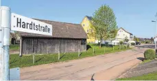  ?? FOTO: HERMANN SORG ?? Die Hardtstraß­e in Neuler, seit Jahren ein Fleckenbel­agsteppich, soll zwischen der Sulzdorfer Straße und der Blumenstra­ße einen neuen Abwasserka­nal und einen neuen Belag bekommen.