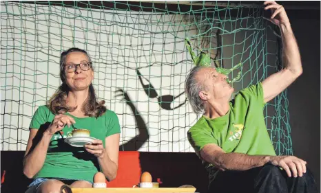  ?? FOTO: RUTH MARIA SCHWAMBORN ?? Männer, Frauen und der Fußball bilden ein Spielfeld, auf dem Ana Schlaegel und Bernd Wengert mit Klischees spielen.