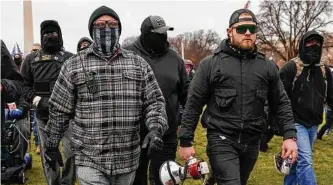  ?? Carolyn Kaster / AP ?? Megáfono en mano, Ethan Nordean (der.) y otros miembros de la organizaci­ón extremista Proud Boys marchan hacia el Congreso el 6 de enero en Washington.
