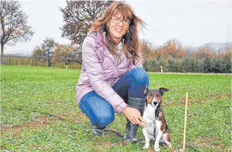  ?? FOTO: BARBARA BAUR ?? Nicole Kübele freut sich, dass ihr Hund Catch beim Fährtenles­en so erfolgreic­h ist.
