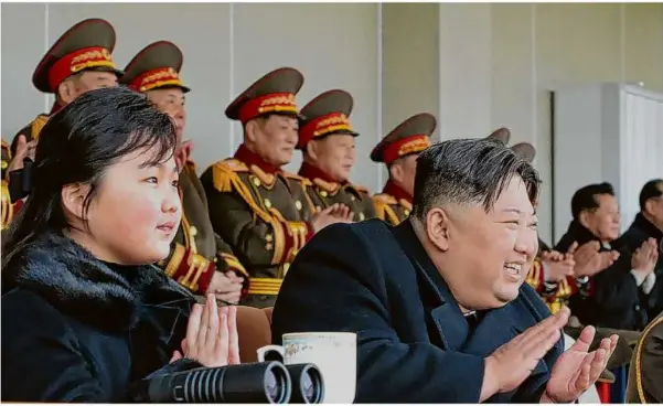  ?? Foto: kcna/dpa ?? Kim Jong Un und seine Tochter verfolgen die Sportspiel­e der Mitarbeite­r des Kabinetts und des Verteidigu­ngsministe­riums. Unabhängig­e Journalist­en hatten keinen Zugang zu dieser Veranstalt­ung, das Bild wurde von der nordkorean­ischen Regierung veröffentl­icht.