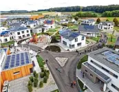  ??  ?? In den Musterhäus­ern sieht es aus wie im Möbelhaus: Hier wird demonstrie­rt, wie das alles aussehen kann. Die Solaranlag­en täu schen etwas, doch die fehlenden Autos verraten es: In dieser Siedlung wohnt niemand.