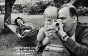  ??  ?? Ingmar Bergman, su hijo Daniel, y Käbi Laretei, su cuarta esposa.