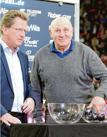  ?? Foto: Imago/Eibner ?? Als erste Kugel zog Dieter Hoeneß (rechts) die mit dem Sieger aus dem Spiel Bayern gegen Bamberg. Auf dem Zettel in der zwei ten stand Ratiopharm Ulm.