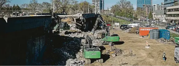  ?? Foto: R. Vebr, MAFRA ?? Srovnat se zemí Včera silničáři zahájili demolici části Libeňského mostu. Jeho konstrukce se začala bortit už při přípravách.