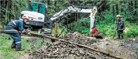  ?? BILD: SN/APA/THOMAS ZEILER ?? Murenabgän­ge und Überflutun­gen ließen die Einsatzkrä­fte in Apfelberg (Stmk.) ausrücken.