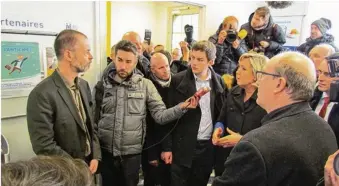  ??  ?? Marine Le Pen a lancé sa campagne pour l’élection présidenti­elle vendredi lors d’une visite express à La Poste d’Écouis.