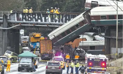  ??  ?? Além dos passageiro­s e tripulante­s, motoristas atingidos por destroços na rodovia também se feriram
