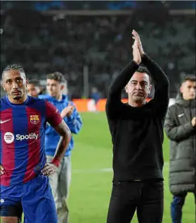  ?? ?? Xavi Hernández, que fue expulsado, aplaude a la afición.