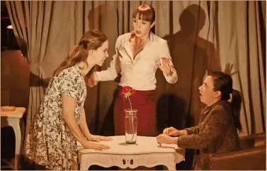  ??  ?? Villa dolorosa es una adaptación de Rebekka Kricheldor­f de la obra Tres hermanas de Chéjov. fotos: cortesía