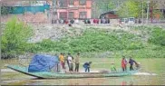  ?? PTI ?? Rescuers searching for missing persons in the Jhelum river near Gandbal on Wednesday.