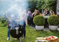  ?? Fotos: Lienert, Weizenegge­r ?? Im Frühjahr gibt es im Garten viel zu tun. Bei der Gartenarbe­it muss aber auf die Nachbarn Rücksicht genom men werden. Dasselbe gilt auch beim Grillen und bei Gartenfest­en.