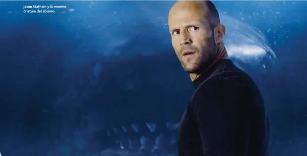  ??  ?? Jason Statham y la enorme criatura del abismo.