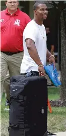  ??  ?? Receiver Victor Cruz arrives at camp Wednesday in Bourbonnai­s.
| NAM Y. HUH/ AP