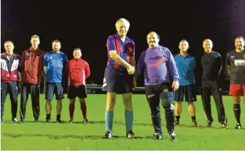  ?? Foto: Christian Kopold ?? Mit 80 Jahren versäumt Wilhelm Herfert kein Training bei den „Alten Herren“des FC Langweid. Egal, ob draußen unter Flutlicht oder in der Halle.