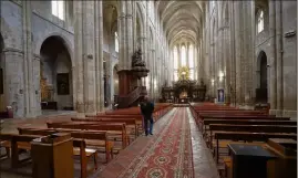  ?? (Photos V.-m.) ?? Tous les jours, Jacques fait le tour de la basilique et renseigne le cas échéant le visiteur.