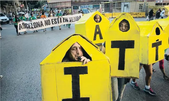  ?? ANA JIMÉNEZ ?? Activistas de Barcelona No Està En Venda abrieron la marcha disfrazado­s de pequeñas casas que formaban la palabra habitatge