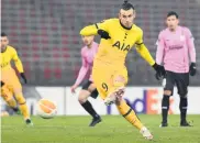  ??  ?? Gareth Bale slots home a penalty for Tottenham